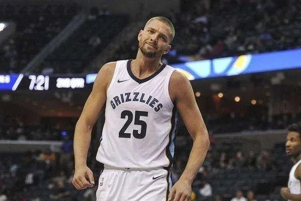 库里和威少身高弹跳差不多，为什么威少扣篮很轻松库里却很吃力？