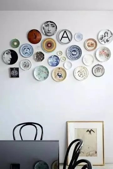 把盘子挂在墙上装饰，这么好看！