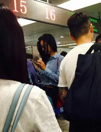 张柏芝排队等安检  被赞平易近人态度好