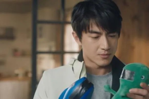 关于林更新四天夜会两女一事，其工作人员是如何回应的？