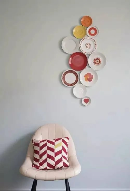 把盘子挂在墙上装饰，这么好看！