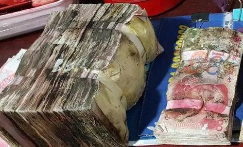 贵州男子十万现金放家里，发霉只剩两万多，硬得像一块砖头，你怎么看？