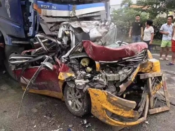 佛山货车追尾教练车