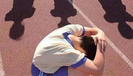 云南一学生被群殴致受伤，事情起因是什么？当孩子被霸凌父母要做些什么？