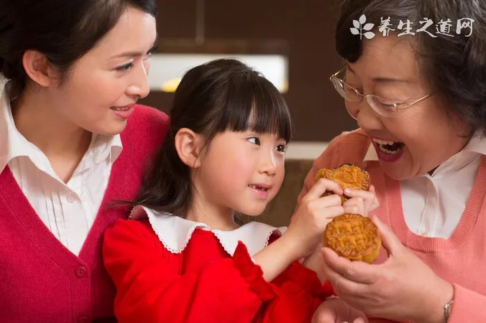 孩子怎样玩足球