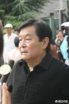 如何看待黄一鹤导演葬礼冷清的事实？