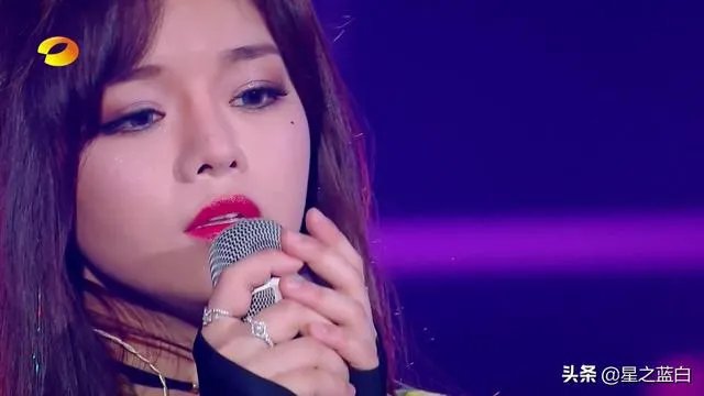 如何评价黄霄云在《歌手·当打之年》突围赛中演唱的《我们的爱》？