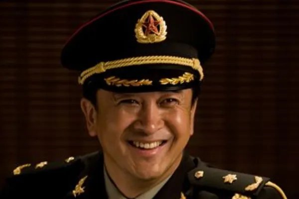 曾经的少将黄宏，免职后就被带走，这几年他的状况令人唏嘘，发生了什么？