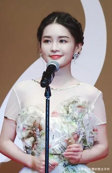 29岁李沁压轴东京，国风装成红毯第一美，你喜欢她吗？