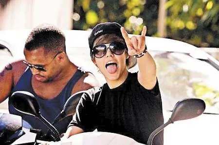 贾斯汀比伯被捕 流行小天王沦为麻烦小天王