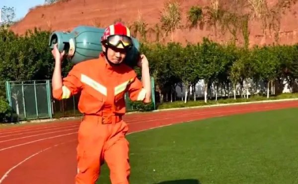 女孩考进消防队和男友成了战友究竟是怎么回事？