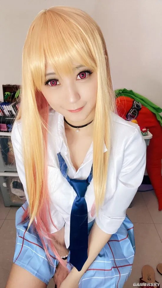 《更衣人偶》喜多川海梦COS美图 金发衬衫JK辣妹