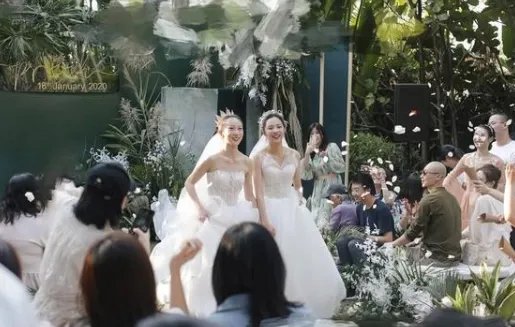 杨丽萍的徒弟水月与爱人一起出游，她们的婚姻究竟是怎样的？