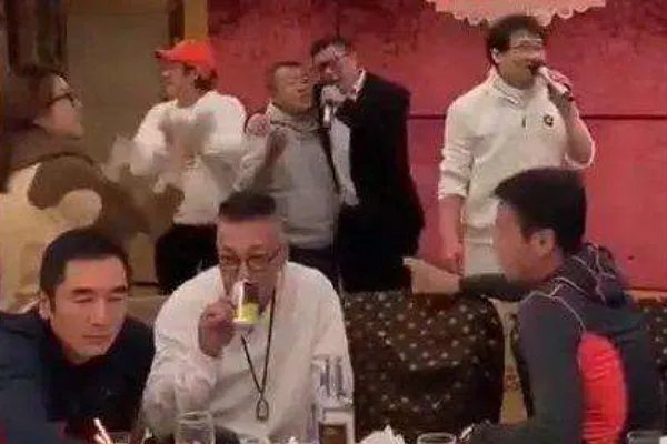 成龙曾志伟等人亲密聚会被曝光，疫情期间为何还不听劝阻私下聚会？