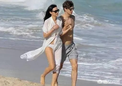 惨遭亿万富豪默多克起诉离婚后，邓文迪为何还能做社交女王？