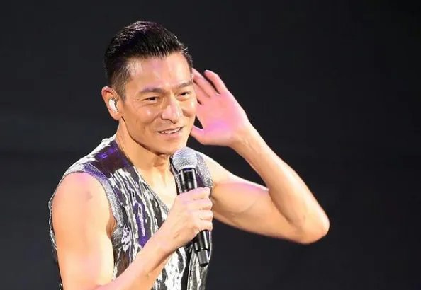 铁汉也柔情，天王活成了“女儿奴”，这不就是最普通爸爸的模样吗？