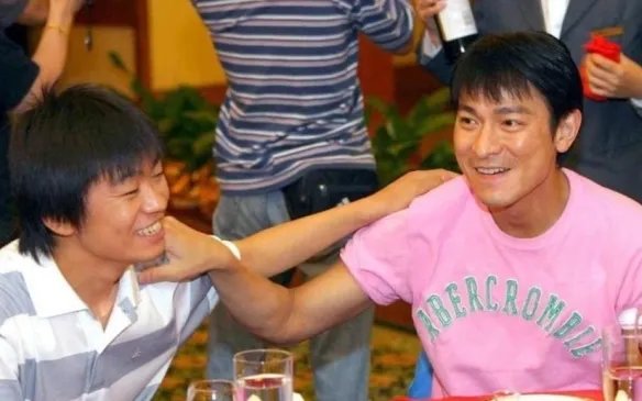 王宝强微博晒与刘德华刘若英19年前合照！回忆满满！