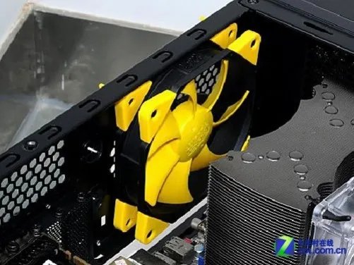 超轻松搞定共振 超频三清风风扇解析