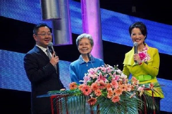 中国第一位电视播音员沈力去世，你看过沈力的电视节目吗？