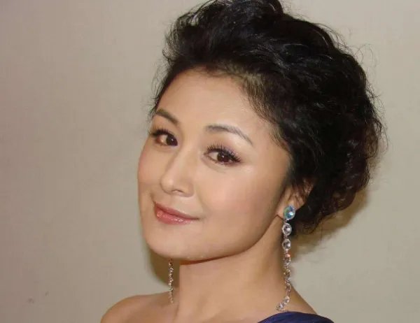 于月仙晒老公合影，现实的她气质高雅像个贵妇，她平时有多美？