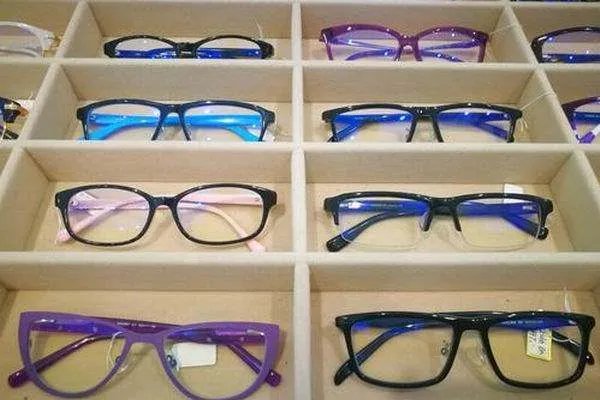 明月镜片的暴利生意，成本6元零售价上百，合理吗？