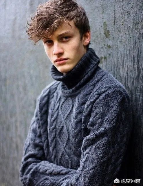 对于冬季流行的男士毛衣来说，如何穿出时尚的感觉？