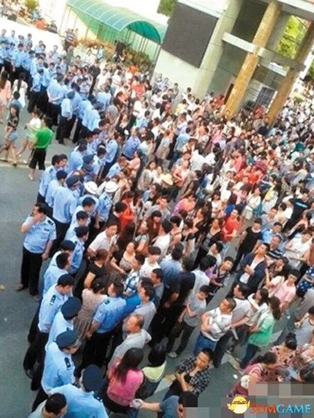 湖北高考生家长围堵考点 2名监考老师抓作弊被打