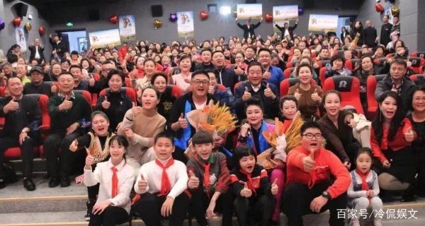 于月仙晒老公合影，现实的她气质高雅像个贵妇，她平时有多美？