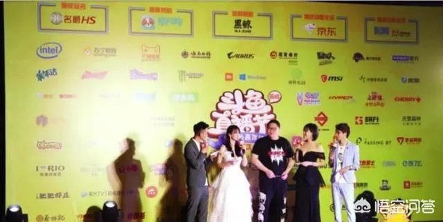 斗鱼嘉年华观众无心看女主播，只因女主持太吸睛，PDD眼都看直了，你觉得怎么样？