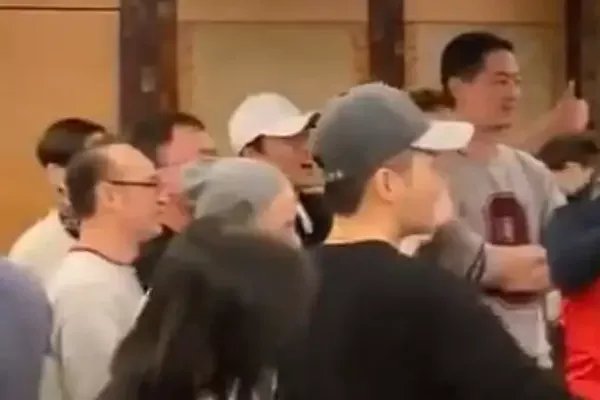 成龙曾志伟等人亲密聚会被曝光，疫情期间为何还不听劝阻私下聚会？