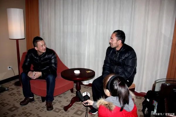 旭日阳刚因《春天里》走红，被汪峰禁唱退圈，为何如今两人境遇大不同？