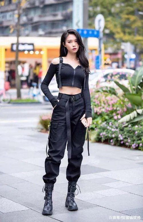 服了杨钰莹的“冻龄感”，露脐上衣搭长裤，身材比少女还少女！你怎么看？