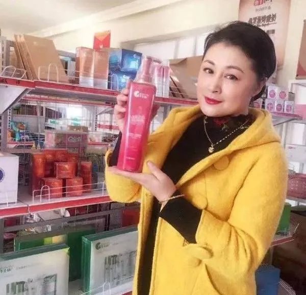 于月仙晒老公合影，现实的她气质高雅像个贵妇，她平时有多美？