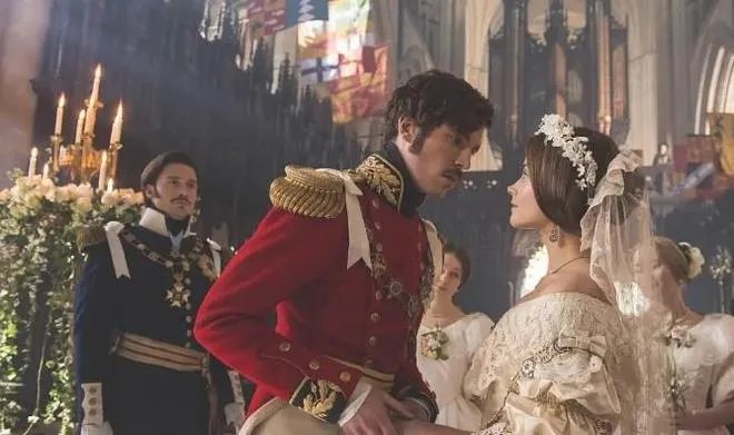 维多利亚女王：第一个穿着白色婚纱出嫁的新娘，拯救了霍尼顿蕾丝