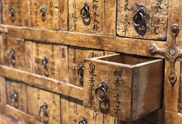 坐拥几千万粉丝的李子柒，被质疑的真实，到底长什么样？