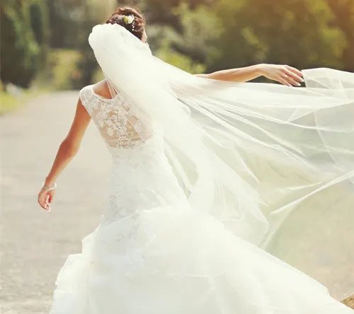 白色婚纱礼服图片大全  小胸适合穿什么样的婚纱