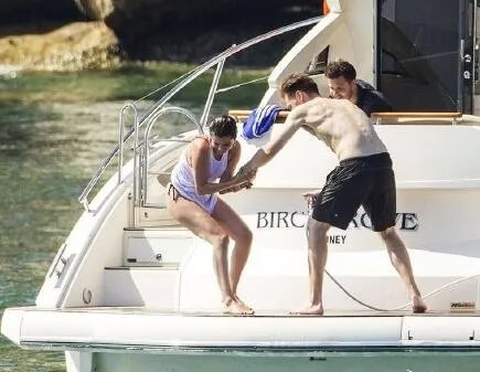 比伯与金发妹家中过夜 和赛琳娜真的分手了？