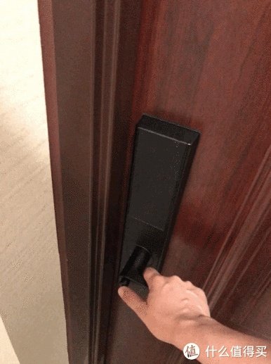 自然舒服的开锁方式，  鹿客智能指纹锁Classic版本