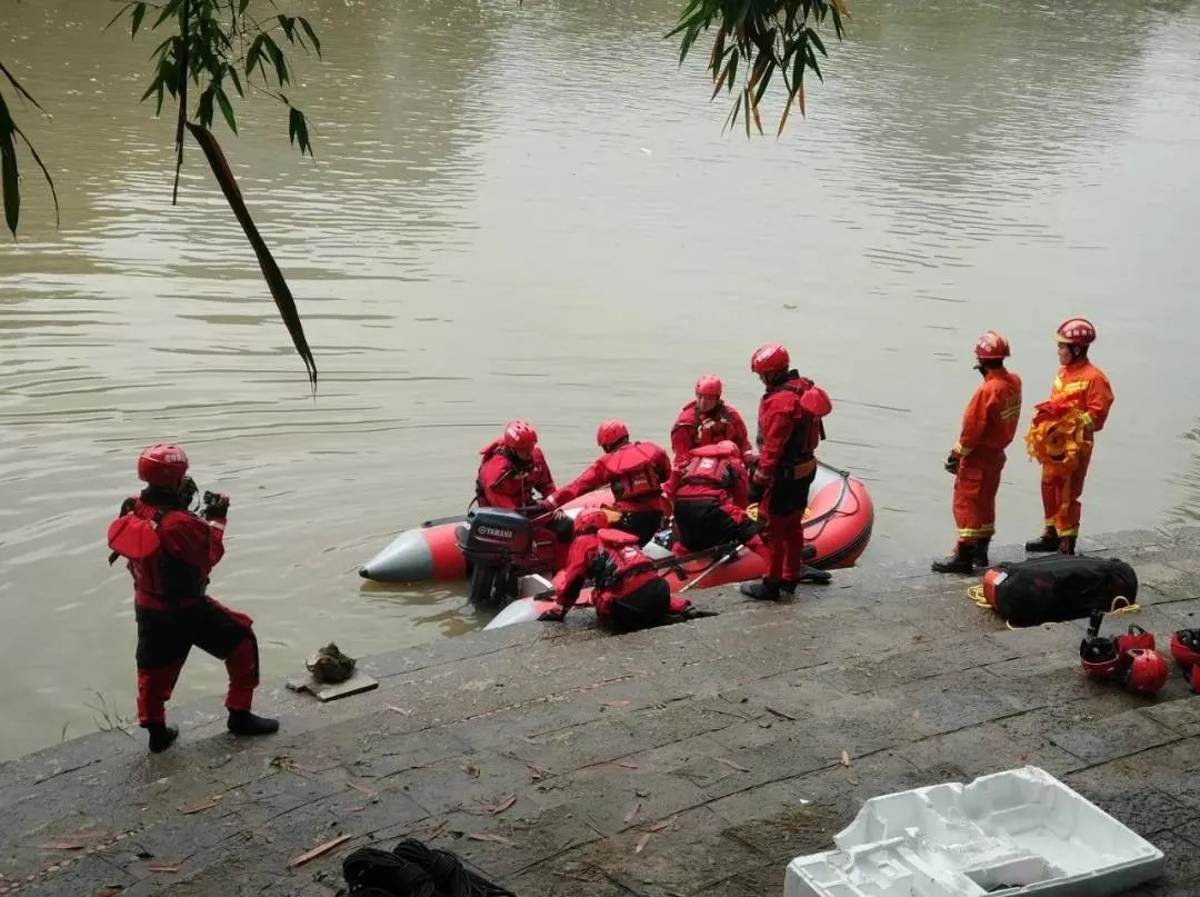 广西桂林两艘龙舟翻船有伤亡吗？
