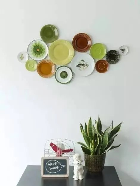 把盘子挂在墙上装饰，这么好看！