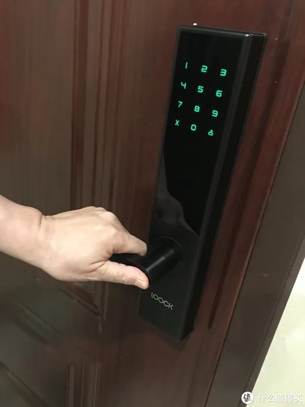自然舒服的开锁方式，  鹿客智能指纹锁Classic版本