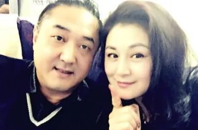 于月仙晒老公合影，现实的她气质高雅像个贵妇，她平时有多美？