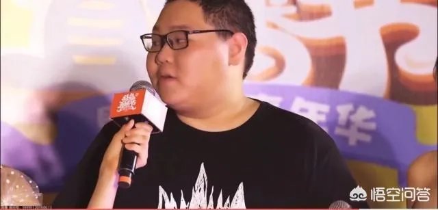 斗鱼嘉年华观众无心看女主播，只因女主持太吸睛，PDD眼都看直了，你觉得怎么样？