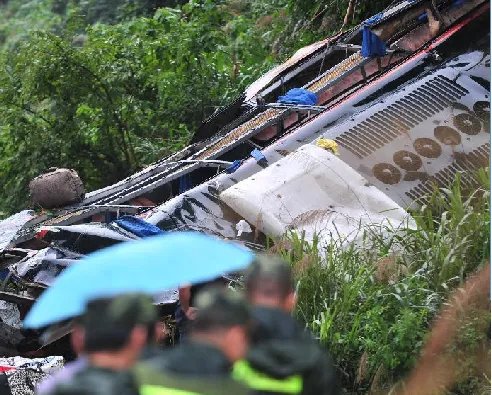 印度北部一客车坠入山谷至少28人死亡？