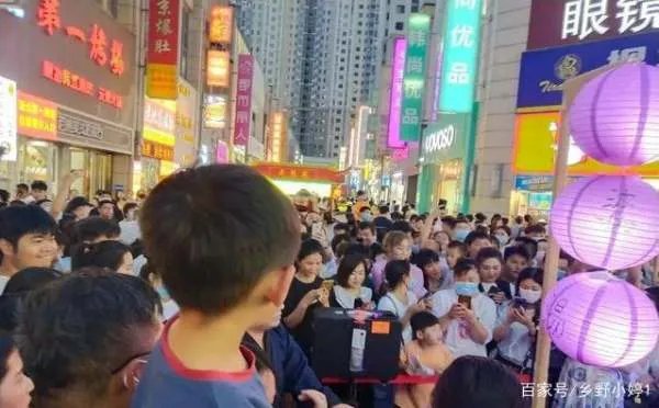 万人排队喝孟婆汤，地摊摆出新高度，这到底是怎么回事呢？