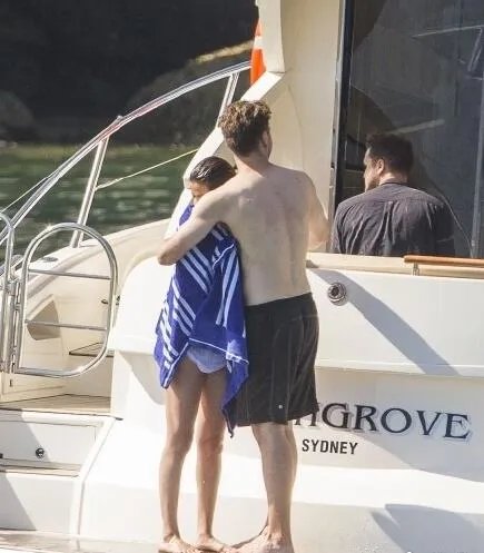 比伯与金发妹家中过夜 和赛琳娜真的分手了？