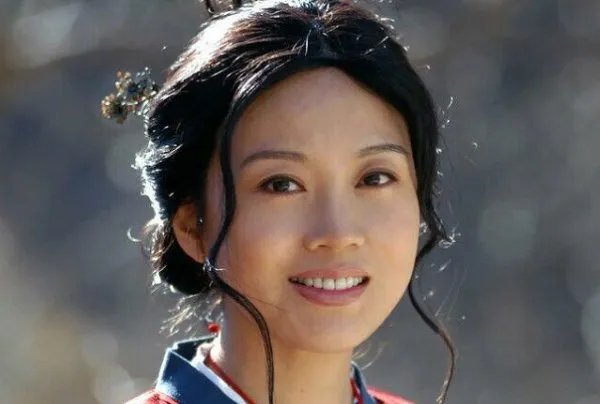 闫妮分手后亲密照流出，是不是前男友的报复行为？