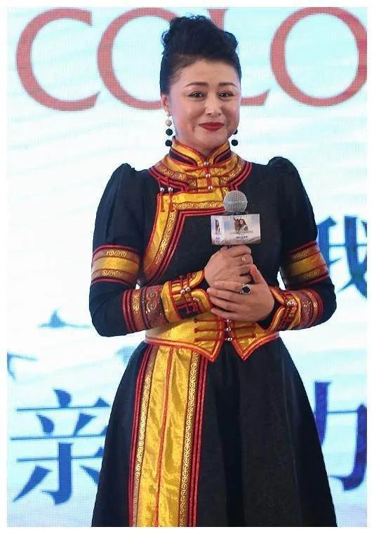 于月仙晒老公合影，现实的她气质高雅像个贵妇，她平时有多美？