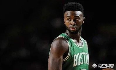 4次犯规的杰伦·布朗，两次想从詹姆斯手中切球，为什么？