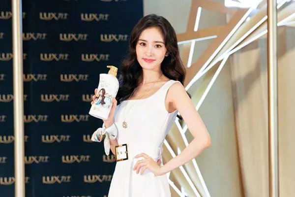 杨幂遭遇代拍，现场只有一个保镖一个助理，嘉行这么不待见杨幂了？